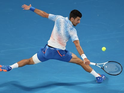 Djokovic devuelve de revés durante el partido contra Rublev en la Rod Laver Arena de Melbourne.