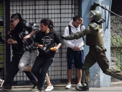 La polic&iacute;a reprime una manifestaci&oacute;n de estudiantes no autorizada en Santiago de Chile, el jueves 13.