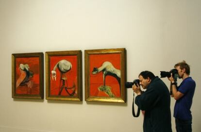 Fotógrafos delante de la obra " Three studies for a Self- Portrait" del artista británico Francis Bacon, en el Museo Tate de Londres ( Reino Unido)