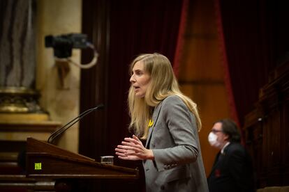 La 'consellera' de Acción Exterior, Victòria Alsina, interviene en una sesión del Pleno, en una imagen de archivo.