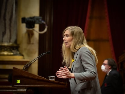 La 'consellera' de Acción Exterior, Victòria Alsina, interviene en una sesión del Pleno, en una imagen de archivo.