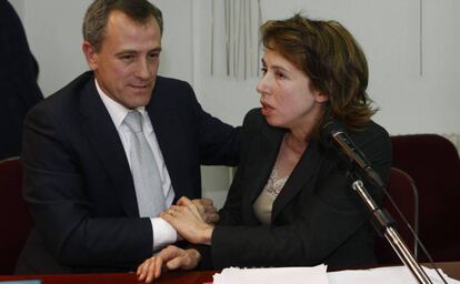 José Ramón Regueras, del PIPH, consuela a su compañera de partido María del Carmen Martínez tras la votación del 28 de enero de 2008.