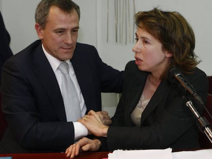 José Ramón Regueras, del PIPH, consuela a su compañera de partido María del Carmen Martínez tras la votación del 28 de enero de 2008.
