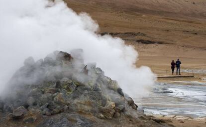 Pozo humeante en la zona de aguas termales de Hverir, cerca del lago Myvatn, en el noreste de Islandia.