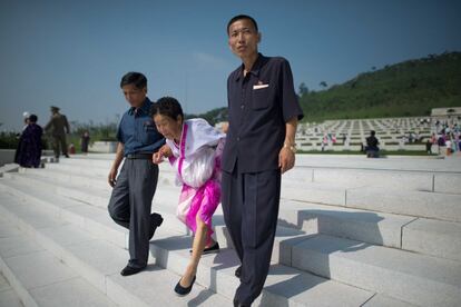 Una mujer tras visitar el cementerio de los veteranos de la guerra de Corea.
