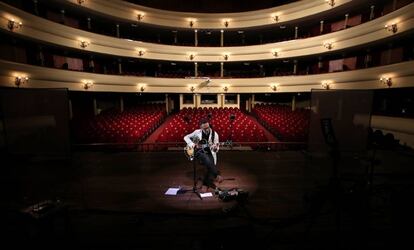 Jorge Drexler, durante su concierto online el pasado 10 de marzo en el Teatro Popular Melico Salazar de San José, Costa Rica, totalmente vacío.