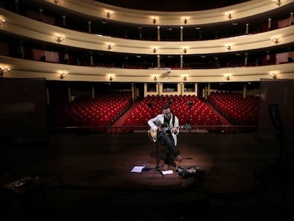 Jorge Drexler, durante su concierto online el pasado 10 de marzo en el Teatro Popular Melico Salazar de San José, Costa Rica, totalmente vacío.