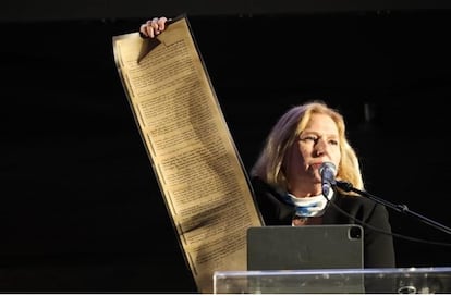 Tzipi Livni sostiene el texto de la Declaración de Independencia de Israel durante una protesta contra la reforma judicial, el pasado marzo en Tel Aviv. 