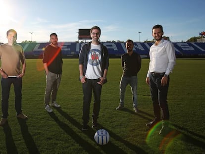 De izquierda a derecha: Sergio Cid, Alberto Pascual, Jos&eacute; Bermejo, V&iacute;ctor Mar&iacute;n y Daniel Abanda posan en el estadio de Butarque.