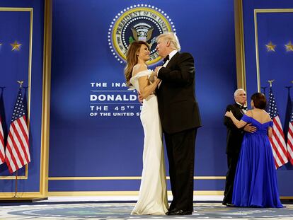 Así bailaron ‘My way’ Donald Trump y Melania (a pesar de la oposición de Nancy Sinatra)
