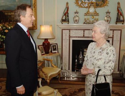 Tony Blair comunica a la reina Isabel su intención de formar Gobierno en el palacio de Buckingham, el 6 de mayo de 2005, el tercero con mayoría absoluta. Gobernó entre 1997 y 2007.