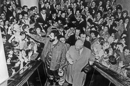 El 6 de mayo de 1963, Fidel Castro visitó unos grandes almacenes en Moscú. Allí se le ve subiendo por una escaleras mecánicas saludando a una multitud que le rodea. Junto a Castro se ve a Nikita Khruschev.