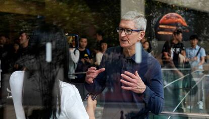El máximo responsable de Apple, Tim Cook, en un establecimiento de su compañía en Shanghai.