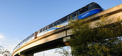 Uno de los trenes ligeros automáticos del servicio SkyTrain, en la ciudad canadiende de Vancouver. 