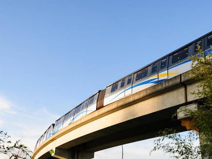 Uno de los trenes ligeros automáticos del servicio SkyTrain, en la ciudad canadiende de Vancouver. 