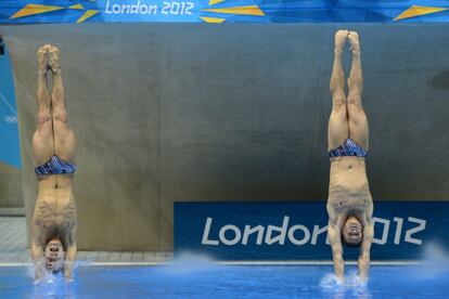 Los estadounidenses Kristian Ipsen y Troy Dumais, durante el salto de trampolín 3m sincronizado.