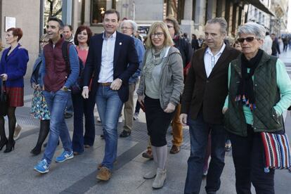  Los socialistas Tom&aacute;s G&oacute;mez, Maru Men&eacute;ndez y Antonio Miguel Carmona (2d) durante la manifestaci&oacute;n con motivo del Primero de Mayo en Madrid.