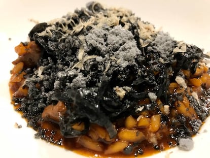 ARROZ ENTRE CENIZAS DE TRUFA NEGRA, DE QUIQUE DACOSTA / CAPEL