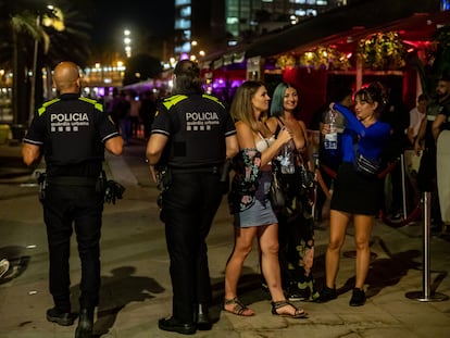 Agentes de la Guardia Urbana de Barcelona patrullan la zona de discotecas de la Barceloneta.