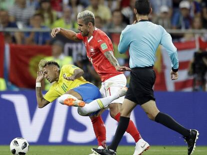 Neymar cae al suelo tras una entrada de Behrami.
