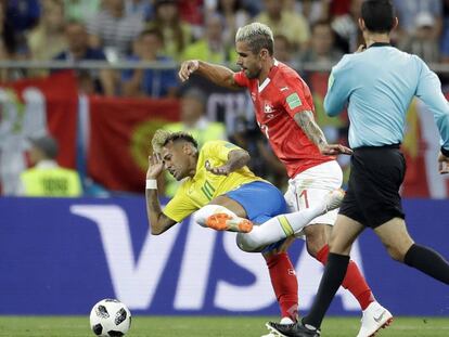 Neymar cae al suelo tras una entrada de Behrami.