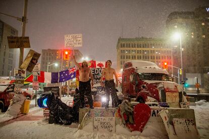 Dos jóvenes gritan durante las protestas contra los mandatos de vacunación por covid-19 el 17 de febrero de 2022, en Canadá. La calle Wellington, cerca del Parlamento en  Ottawa, fue el escenario de diversas protestas para exigir al primer ministro Justin Trudeau que suspendiera la vacunación obligatoria. 