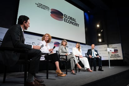 Desde la izquierda, Ricardo Martinez, responsable de Sostenibilidad y Riesgo Climático de Deloitte Risk & Financial Advisory, modera la mesa de Alicia Montalvo, directora de Acción Climática y Biodiversidad de la CAF; Teresa Parejo, directora de Sostenibilidad de Iberia; María de los Ángeles Useche, directora comercial de Total Protect, y Javier Trevino, vicepresidente sénior de Asuntos Corporativos en Walmart para México y Centroamérica.