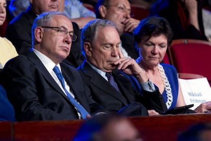 Michael Bloomberg, al centro, junto a su pareja, Diana Taylor. A la izquierda, el primer ministro israelí Benjamín Netanyahu.