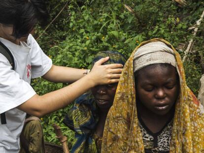 La doctora In&eacute;s Gonz&aacute;lez, de M&eacute;dicos Sin Fronteras, comprueba la temperatura de dos miembros de una familia con s&iacute;ntomas de malaria. 