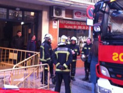 Bomberos ante el edificio de Getafe desalojado por el escape de gas.