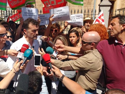 Ma&iacute;llo atiende a los medios durante la manifestaci&oacute;n de interinos de conservatorios frente al Parlamento.