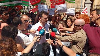 Maíllo atiende a los medios durante la manifestación de interinos de conservatorios frente al Parlamento.