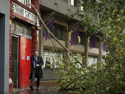 Árboles caídos en el exterior de la estación de Strand en Londres.