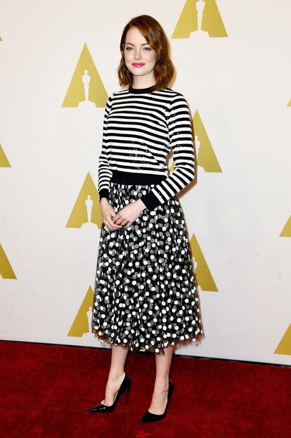 El conjunto de falda de lunares y jersey de rayas que lució Emma Stone, nominada por Birdman, lo firma Michael Kors.