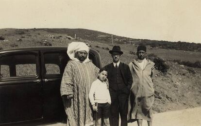 Clemente Cerdeira, con sombrero y gafas, junto a su hijo Clemente, con pantalón corto, en la región de Tetuán.
