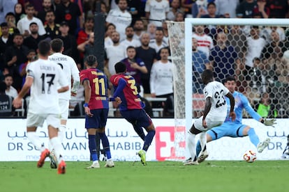 Alejandro Balde marca el cuarto gol del FC Barcelona ante el Madrid en la final de la Supercopa de España este domingo.