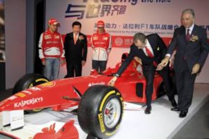 Los pilotos de Ferrari Felipe Massa (i) y Fernando Alonso (31), Tan Xuguang (2i), presidente ejecutivo de Weichai Power y Piero Ferrari, vicepresidente de Ferrari SpA, durante la presentación de la alianza publicitaria entre la firma china y la escudería en Shanghái.