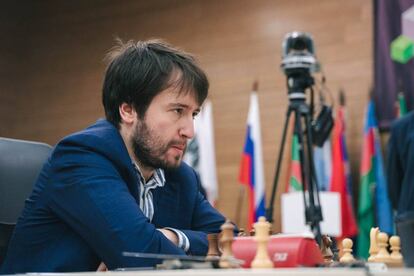 Teimur Radyábov mira a su rival, Liren Ding, durante los primeros movimientos de su partida de hoy