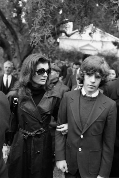 En la imagen, Jackie junto a su hijo John John en el funeral de Aristóteles Onassis en marzo de 1975.