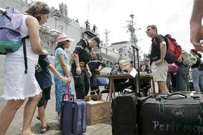 Ciudadanos españoles esperan para embarcar en un buque militar francés ayer en el puerto de Beirut.