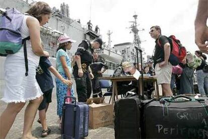 Ciudadanos españoles esperan para embarcar en un buque militar francés ayer en el puerto de Beirut.