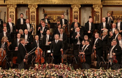 El director de orquesta Riccardo Muti (centro) durante el Concierto de Año Nuevo de la Filarmónica de Viena este miércoles. 