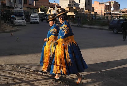 Ahora las mujeres “de vestido” o “de pantalón” pagan más de 470 euros para poder bailar de cholitas en el Carnaval de Oruro.