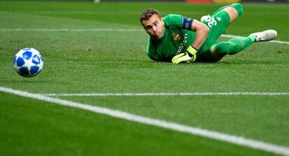 El portero del CSKA Igor Akinfeev observa el balón en una acción del partido.