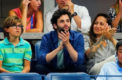 El actor Penn Badgley junto a su esposa Domino Kirke y su hijo Cassius disfrutaron de los partidos entre Serena Williams y Wang Qiang, y Roger Federer contra Grigor Dimitrov.