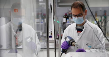 Un empleado de PharmaMar, en el laboratorio de la compañía en Colmenar Viejo (Madrid).
 