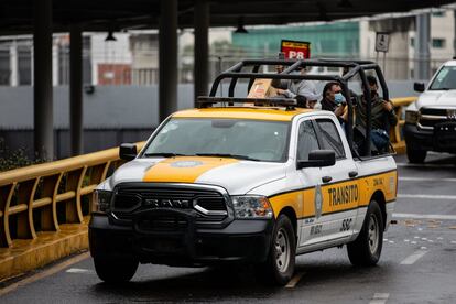 Pasajeros llegan a bordo de una patrulla a la Terminal 1.