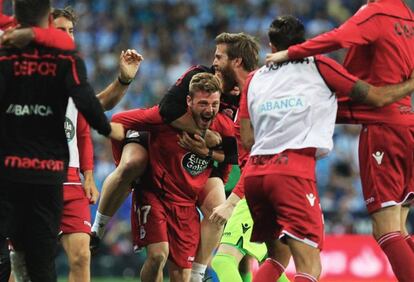 Los jugadores del Deportivo celebran el triunfo.