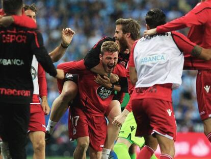 Los jugadores del Deportivo celebran el triunfo.