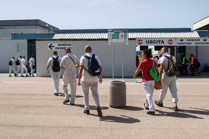 Trabajadores de la empresa Fiat en Pomigliano D'Arco cambian de turno.